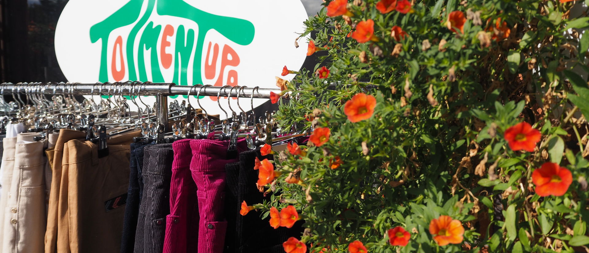 Kukkia ja Toimentuvan vaaterekki