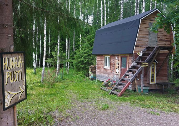 Pieni hunajapuoti-kyltti ja rakennus taustalla