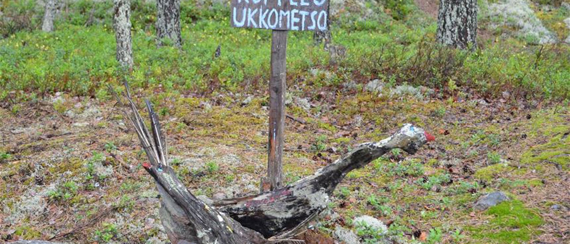 Koppelo-ukkometso-kyltti polun varrella