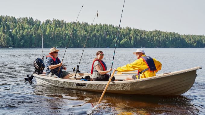 Kolme kalastajaa veneessä