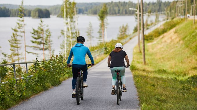 Kaksi pyöräilijää Törönlahden alamäessä